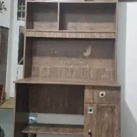 میز تحریر و کتابخانه