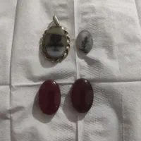 دوتا تک درخت و دوتا سرخ یمنی