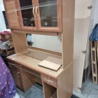 میزالتحریر و کامپیوتر و کتاب خانه