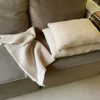 شمع و جعبه فنجان کادویی و کوسن و شال مبل