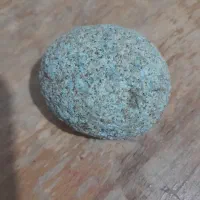 یک سنگ زیبا که وزنش 120 گرم است