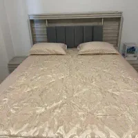 تخت دونفره با تشک و پاتختی و میز آرایش