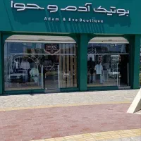 فروشنده خانم علاقه مند به مد و پوشاک