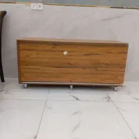 باسلام چندعدد صندلی ومیز