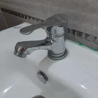 روشویی همراه با شیر اهرمی