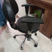 صندلی گردان مشکی چرم  چرخ‌دار
