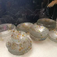 تعدادی ظروف شیشه ای