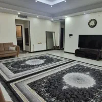 با مدیریت خانم معین. فروشنده واقعی