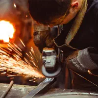 استخدام کارگر جوشکار CO2 و سنگ کار اتباع