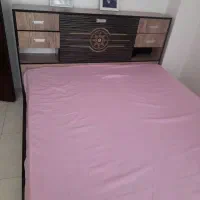 تخت خواب به همراه پاتختی و دلاور