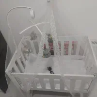 تخت و گهواره کنار مادر