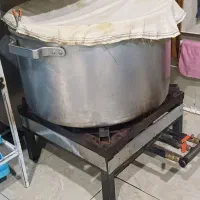 دو عدد دیگ و یک عدد اجاق گاز بزرگ