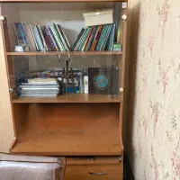 کتابخانه چوبی شیشهای با میز تحریر و ۴ کشو
