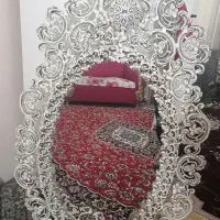 آینه، ساعت، تخت خواب..