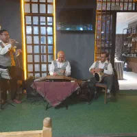 استخدام قلیان زن رستوران سنتی آویشا