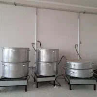 ۸‌ قابلمه‌ روحی‌ چدن. میخ‌ پرج‌ شده‌ همراه باشعله