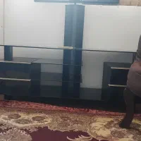 یک عددمیز تلویزیون شیشه  ترک به فروش می‌رسد
