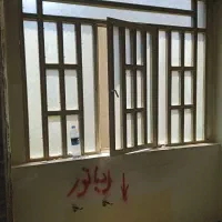 درب و پنجره درحد نو با شیشه هشت عدد