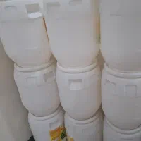 تعدادی دبه پلاستیکی بسیار تمیز مناسب نگهداری آب