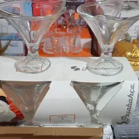 بستنی خوری ومناسب انواع دسر وآجیل