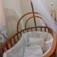 تخت کنار مادر گهواره شو