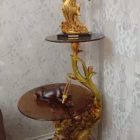 میز کنار سالنی با مجسمه دکوری