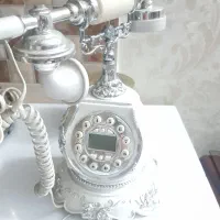 یک عدد تلفن رومیزی فرانسوی