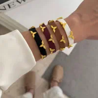 تعدادی دستبند نو به علت جمع آوری مغازه  ۱۸۰ تومن