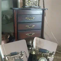 تلفن سنتی همراه با میز