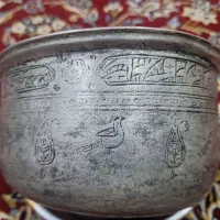 یک کاسه مسی  پر نقش ونگار یک قیچی قدیمی