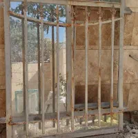 پنجره آهنی با شیشه کامل