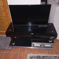 تلویزیون 42 با میز تلویزیون سالم