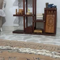 پایه گلدان تمام چوب وچند جفت دستگش لاستیکی مقوام