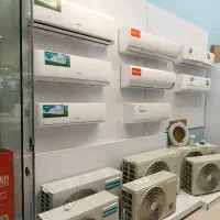 فروشنده خانم در فروشگاه لوازم خانگی