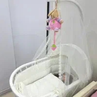 تخت کنار مادر