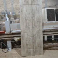 کارگر جهت کار در کارگاه درب اتاقی