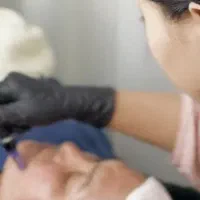 ارائه خدمات پوست و زیبایی.