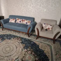 مبل و ساعت ایستاده