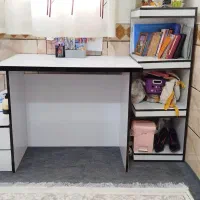 میز تحریر و کتابخانه