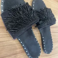 یک جفت صندل نو