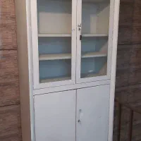 کمد ویترین آهنی (کتابخانه)