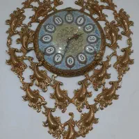 ساعت دیواری و قندان