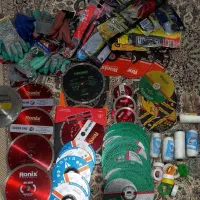 تعدادی صفحه گرانیت و سنگ و دستکش و‌‌...