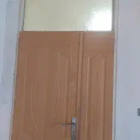 درب چوبی به همراه چارچوب و دستگیره