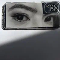 نقاشی چشم ها و نیم چهره با قاب گوشی