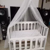 تخت کنار مادر گهواره شو