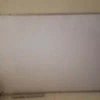 یک صندلی دانش اموزی و۱تخته صحیح وسالم درحدنو
