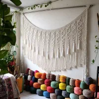 دیوارکوب و پرده مکرومه