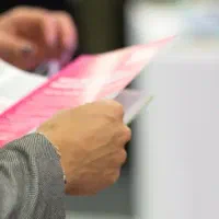 نیازمند تراکت پخش کن