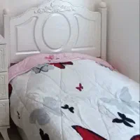 تخت وکمد وساعت ایستاده